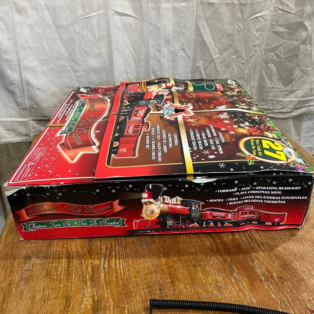 Eztec North Pole Express Christmas Train Set 27pc Battery Operated 15ft Track